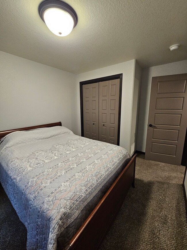 Building Photo - 4 BED | 2 BATH | DOUBLE GARAGE | RAPID VALLEY