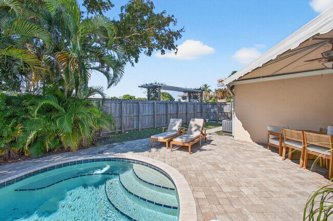 Building Photo - 301 SE 8th Ave