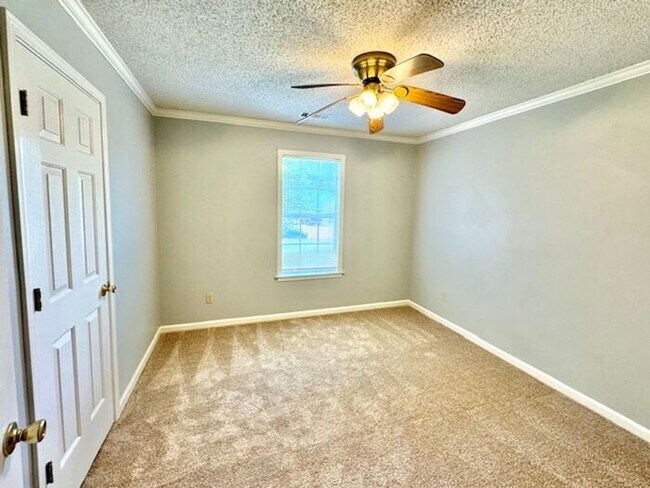 Building Photo - Renovated Homme! Southeast Memphis- Now Le...
