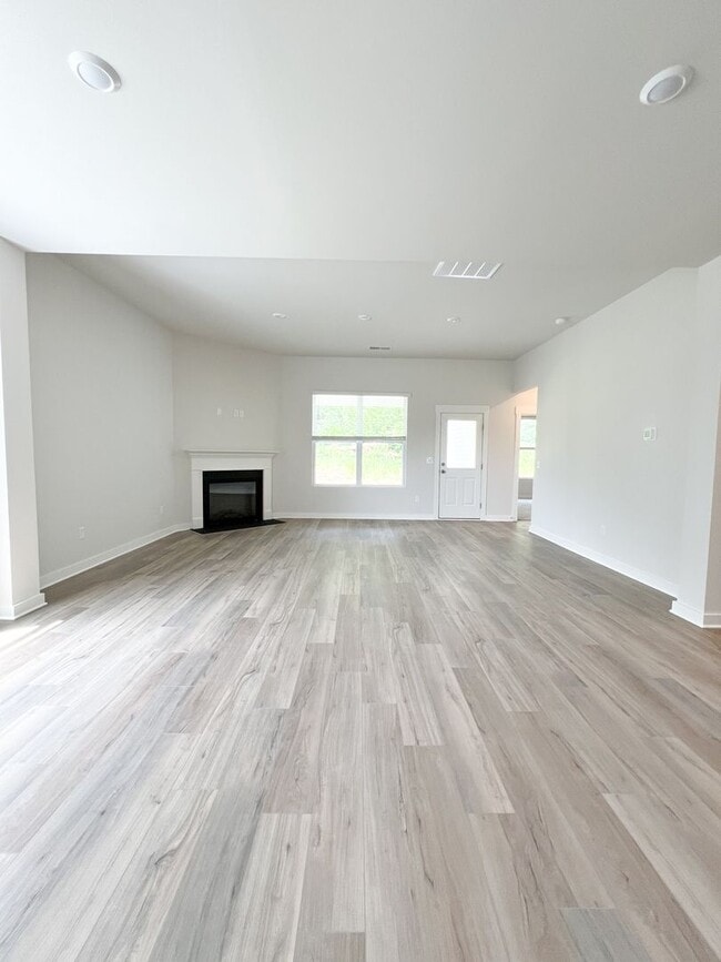 Building Photo - Gorgeous Home in Ross Farms with a Pool, Fitness Center and More!