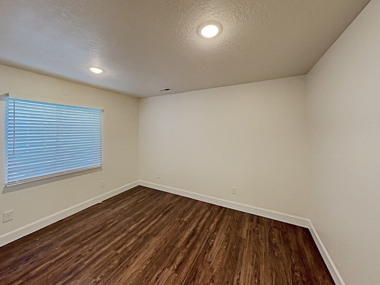 Building Photo - 1288 N Rickshaw Ln