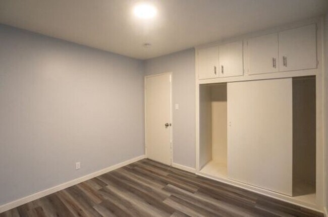 Building Photo - 2 Bed 1 Bath Remodeled Apartment in Long B...