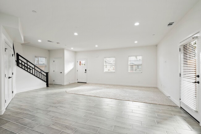 Building Photo - 915 E Central Ave