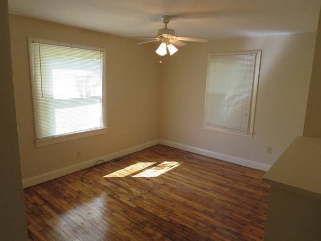 Building Photo - Cute as a button! Near Downtown Shelbyville