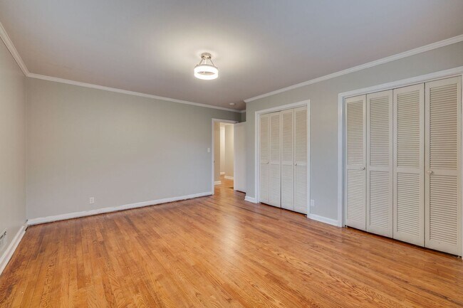 Building Photo - 6 Bedroom / 3 Bath Home - Johnson City, TN