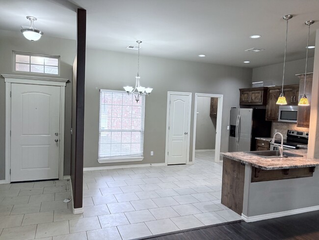 Building Photo - Three bedroom home in Edmond!