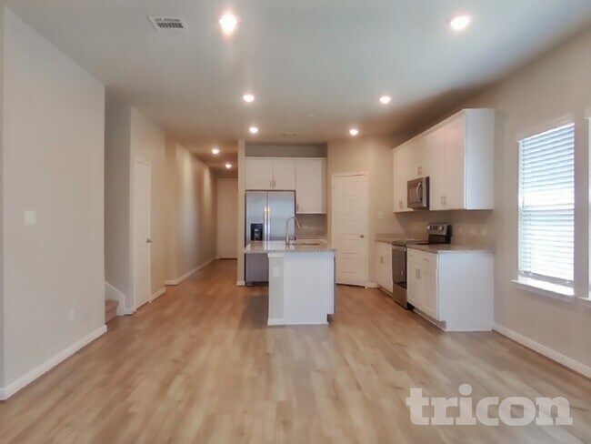 Building Photo - 13551 Paxton Blvd