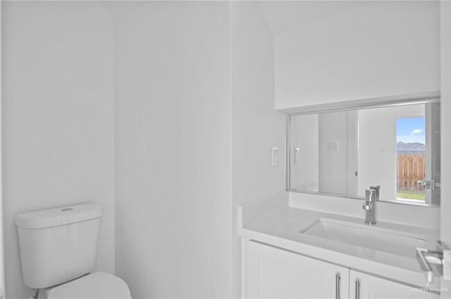 Building Photo - 17 E St