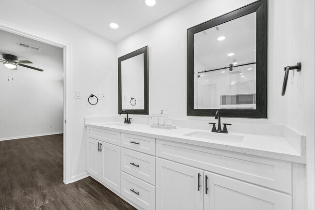 Building Photo - 2908 Camelot Ln