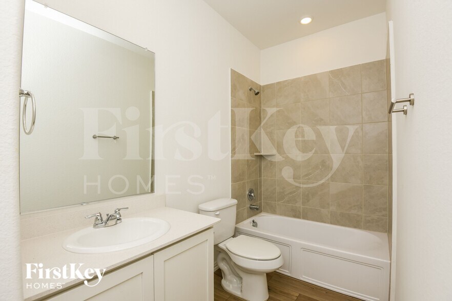 Building Photo - 2512 Northcote Dr