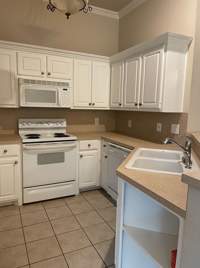 Building Photo - Beautiful Clean Gem Available September!
