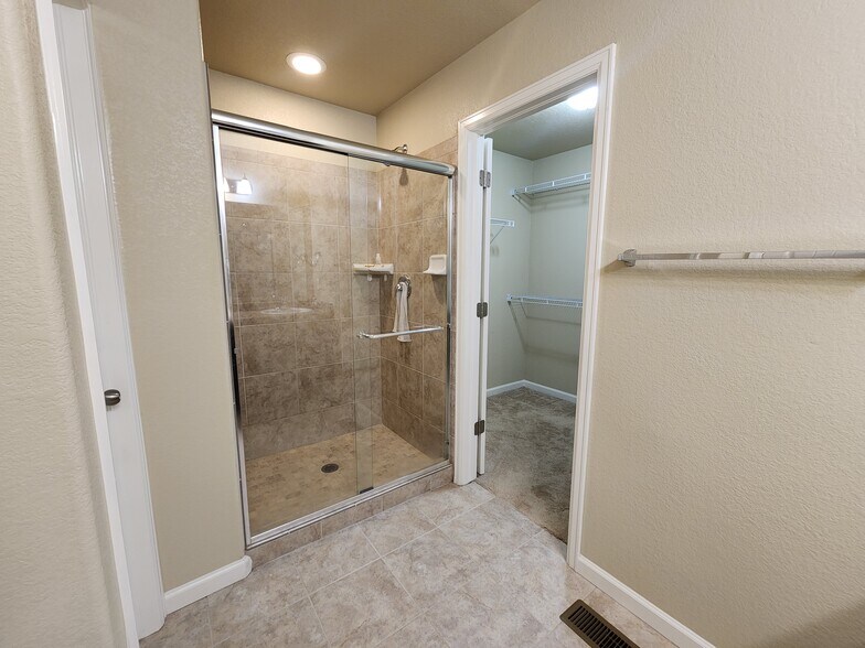 Building Photo - 6596 Emerald Isle Hts