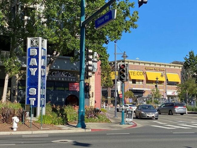 Building Photo - Perectly Located, Spacious, 2bed/ 2bath, Emeryville Condo For Rent