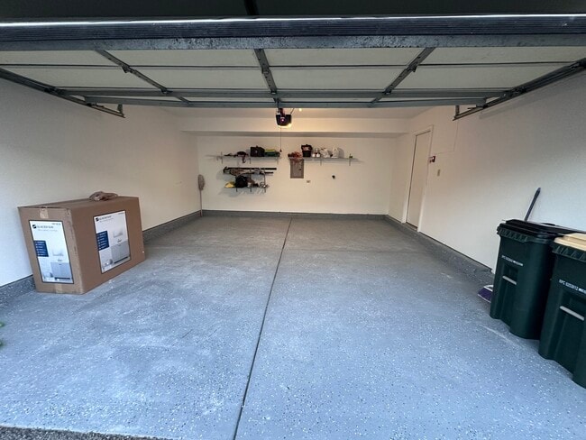 Building Photo - 652 E Whispering Oaks Ct