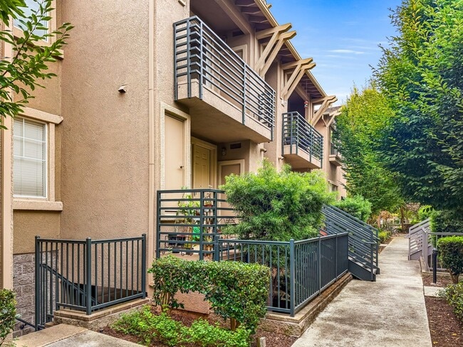 Building Photo - Modern, Private 2 Bed/2 Bath Townhouse wit...