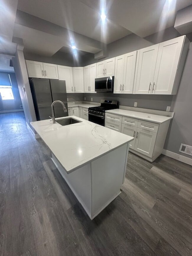 Building Photo - Stunning Fully Remodeled Home in Friendshi...