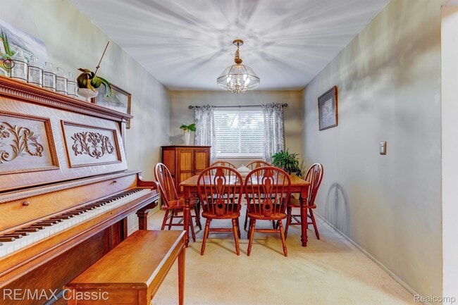 Building Photo - 24323 Pinecrest St