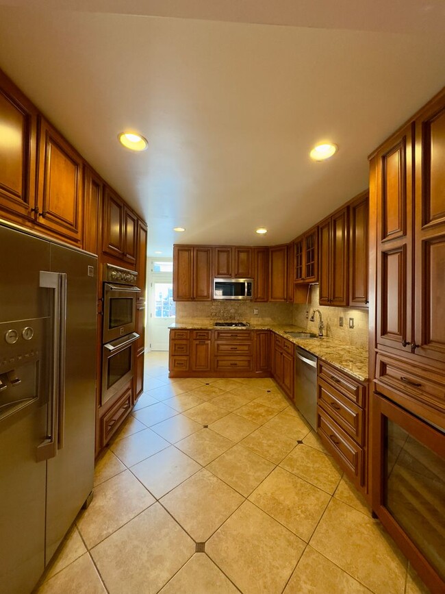 Building Photo - Charming 2 Bedroom/3.5 Bathroom Townhome in Canton, MD!