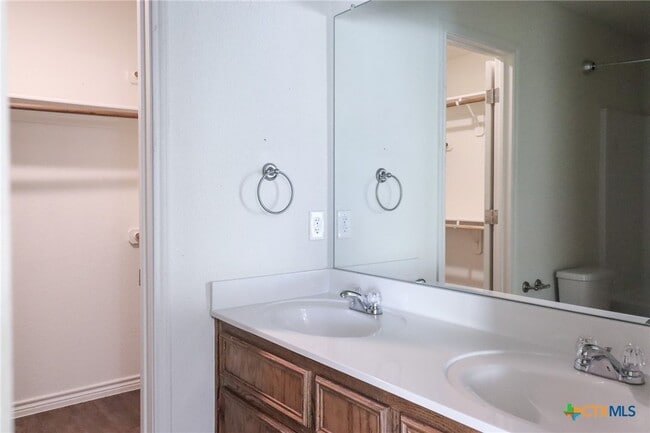 Building Photo - 909 Lasso Dr