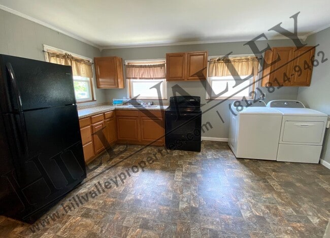 Building Photo - Three Bedroom House