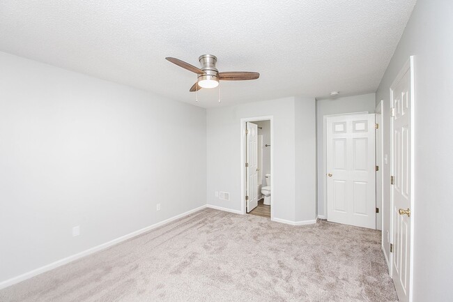 Building Photo - 2 Bedroom 2.5 Bathrooms in South Chesapeake