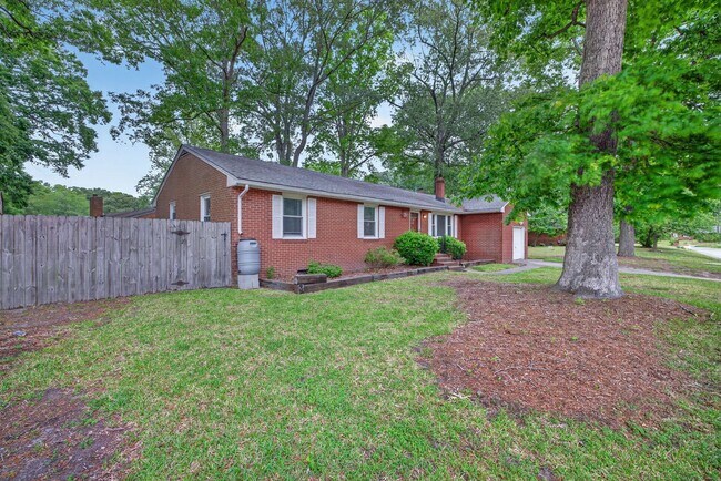 Building Photo - Brick Corner Ranch in Oak Manor-Chesapeake!