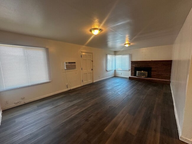 Building Photo - 3 Bedroom 1 bath house