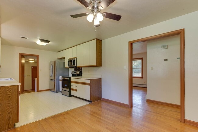 Building Photo - Welcome to Yorktown with a charming rural feel!