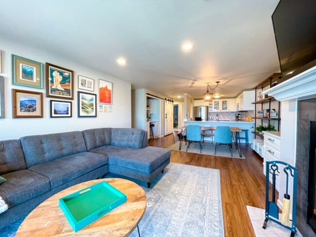 Building Photo - 2b/2ba Seattle House