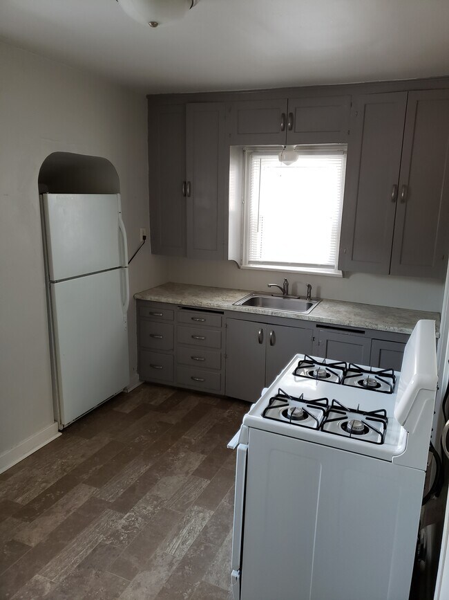 Building Photo - 1300 E 6th St