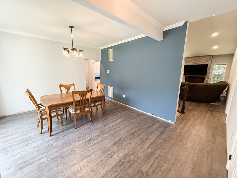 Building Photo - 815 Aztec Dr
