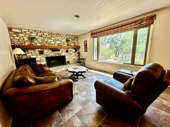 Building Photo - Furnished Riverside Home