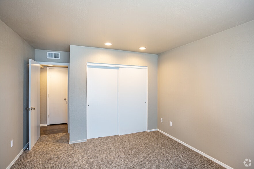 2BR, 1BA - 940 SF - Hidden Hills