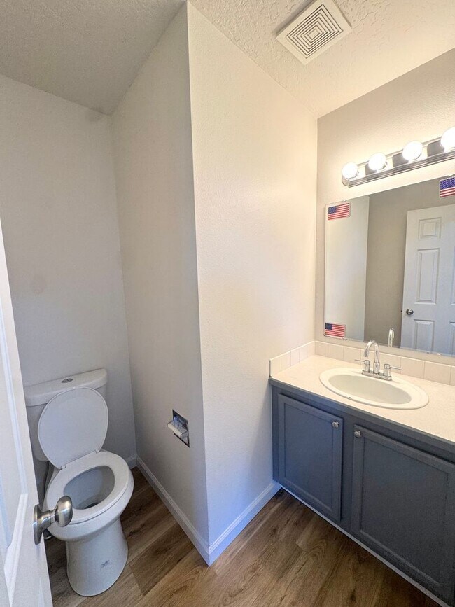 Building Photo - Spacious 5-Bedroom Home in Prime Nampa Location
