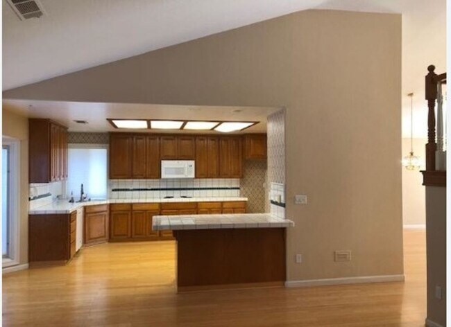 Building Photo - 4 Bedroom 2.5 bathroom 2 Story Home Naragh...