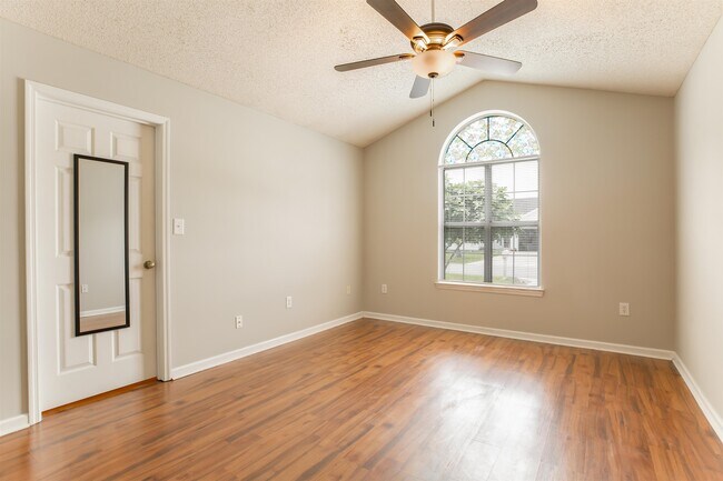 Building Photo - 112 Dusty Trail Ln