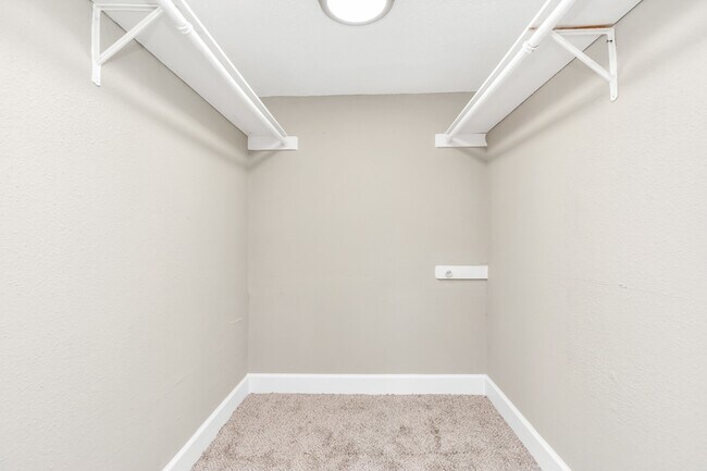 Building Photo - 9700 Leawood Blvd