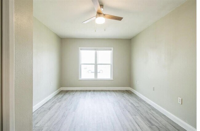 Building Photo - 12708 La Salle Dr
