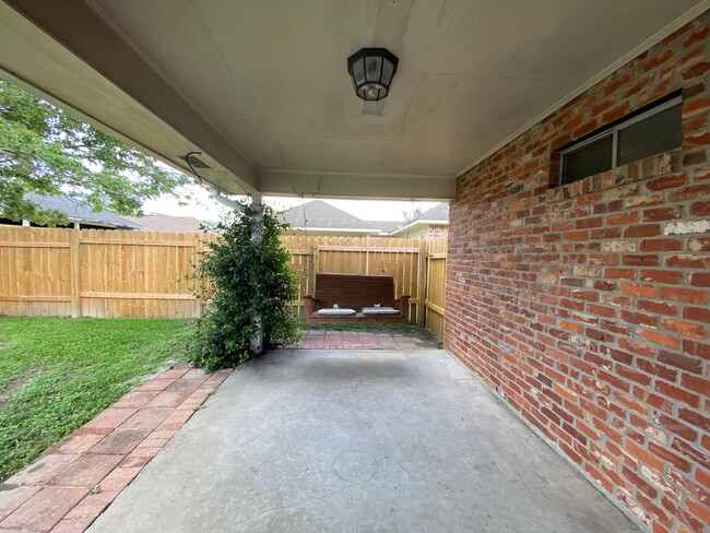 Building Photo - 3 Bedroom House located off Burbank near S...