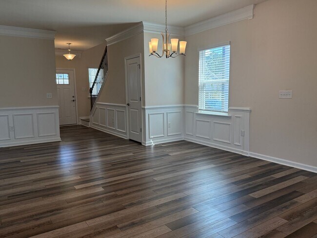 Building Photo - AMAZING LOCATION, Fantastic 3 Bed Home, In...