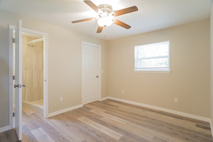 Building Photo - 6537 Pine Cir N