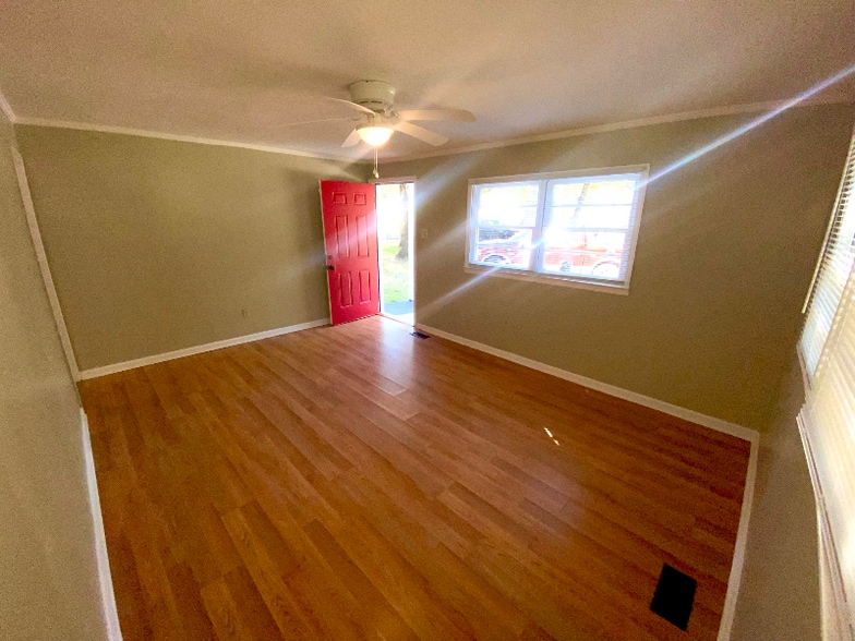 Building Photo - 717 Cornelia Dr