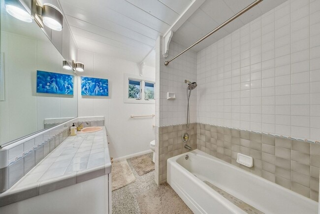 Building Photo - 724 N Refugio Rd