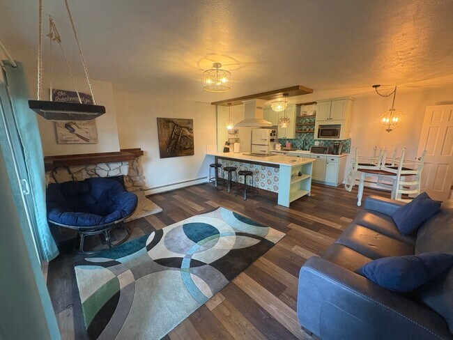 Building Photo - Stylish Ground Level Condo 2 Bedroom 2 Bath!