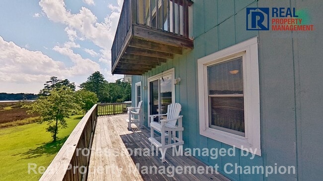 Building Photo - Charming Water Front Home with Private Dock