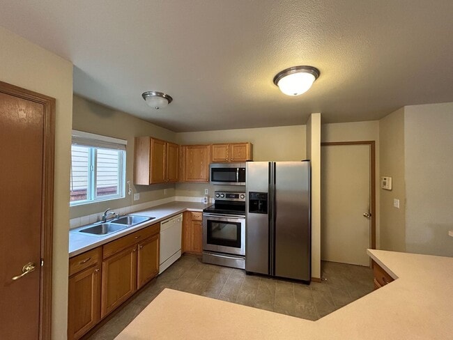 Building Photo - Beautiful 4 bd 2.5 bath w/ 2-car Garage Ho...
