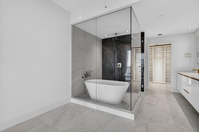 Building Photo - 700 NE 24th St