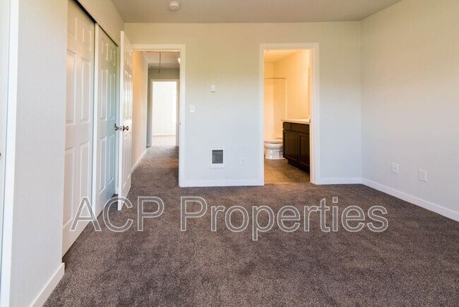 Building Photo - 4606 Tremont Ave