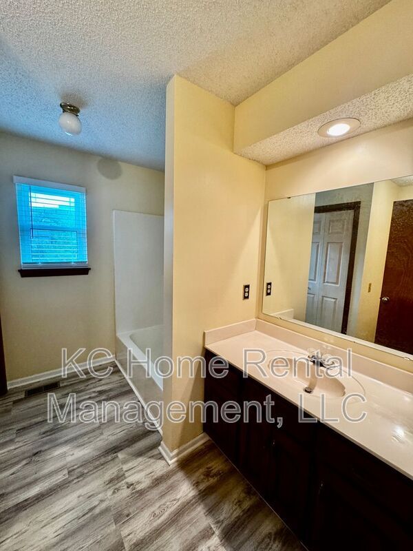 Building Photo - 1398 S Brentwood Dr