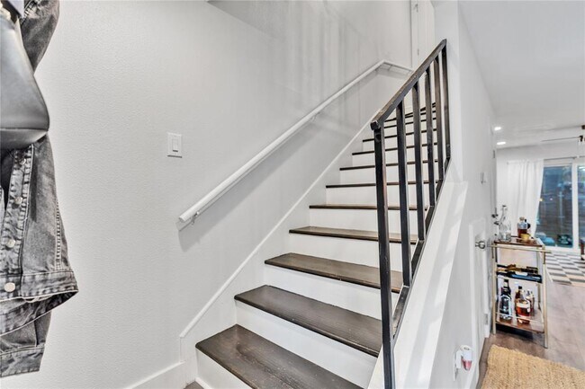 Building Photo - 3808 Southway Dr